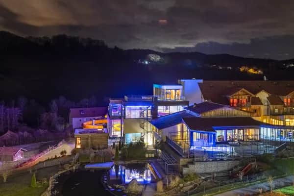 Außenansicht des Familienhotel Schreinerhof bei Nacht