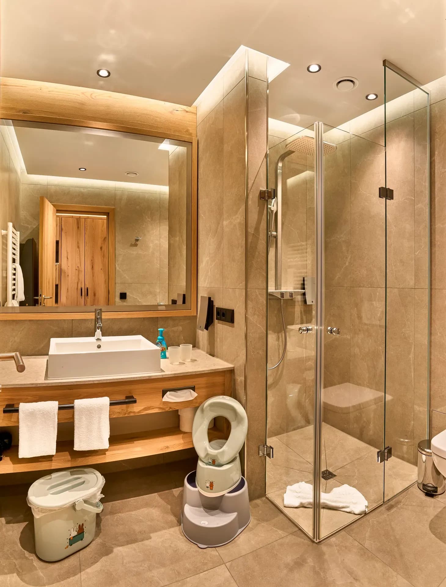 Zimmer mit Babyausstattung im Familienhotel Schreinerhof