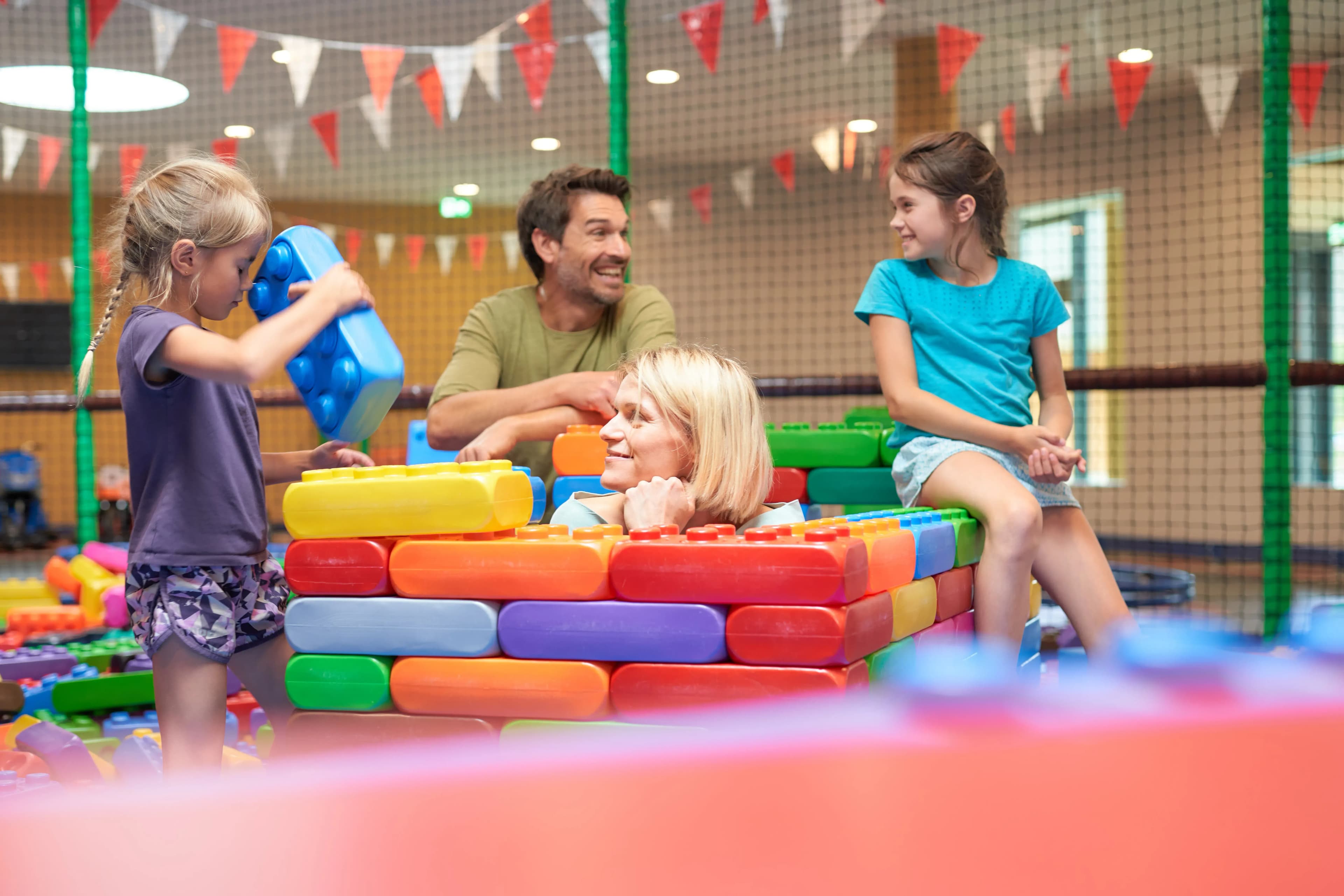 Familie im Lego Spielraum des Familienhotel Schreinerhof