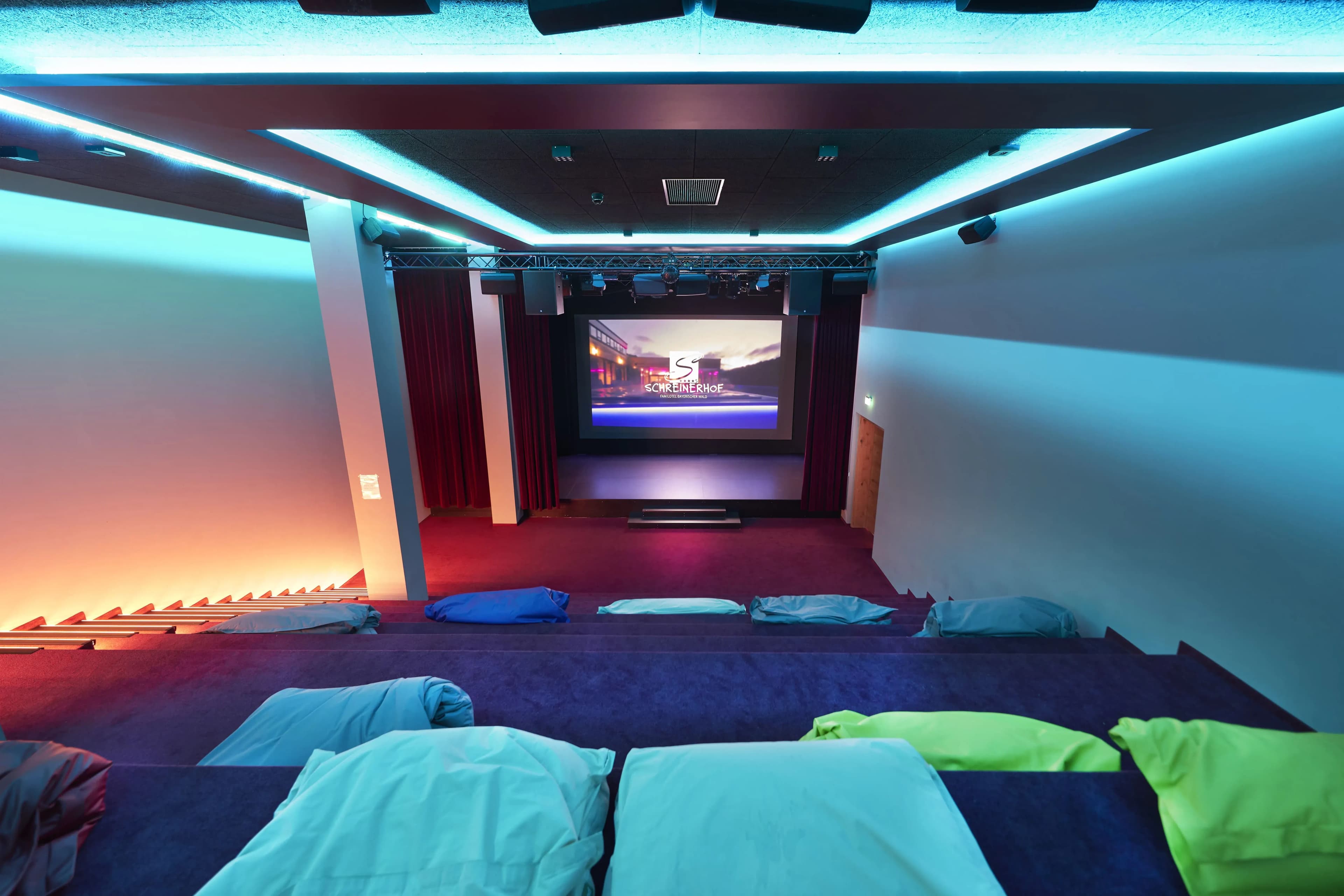 Hauseigenes Kino des Familienhotels Schreinerhof