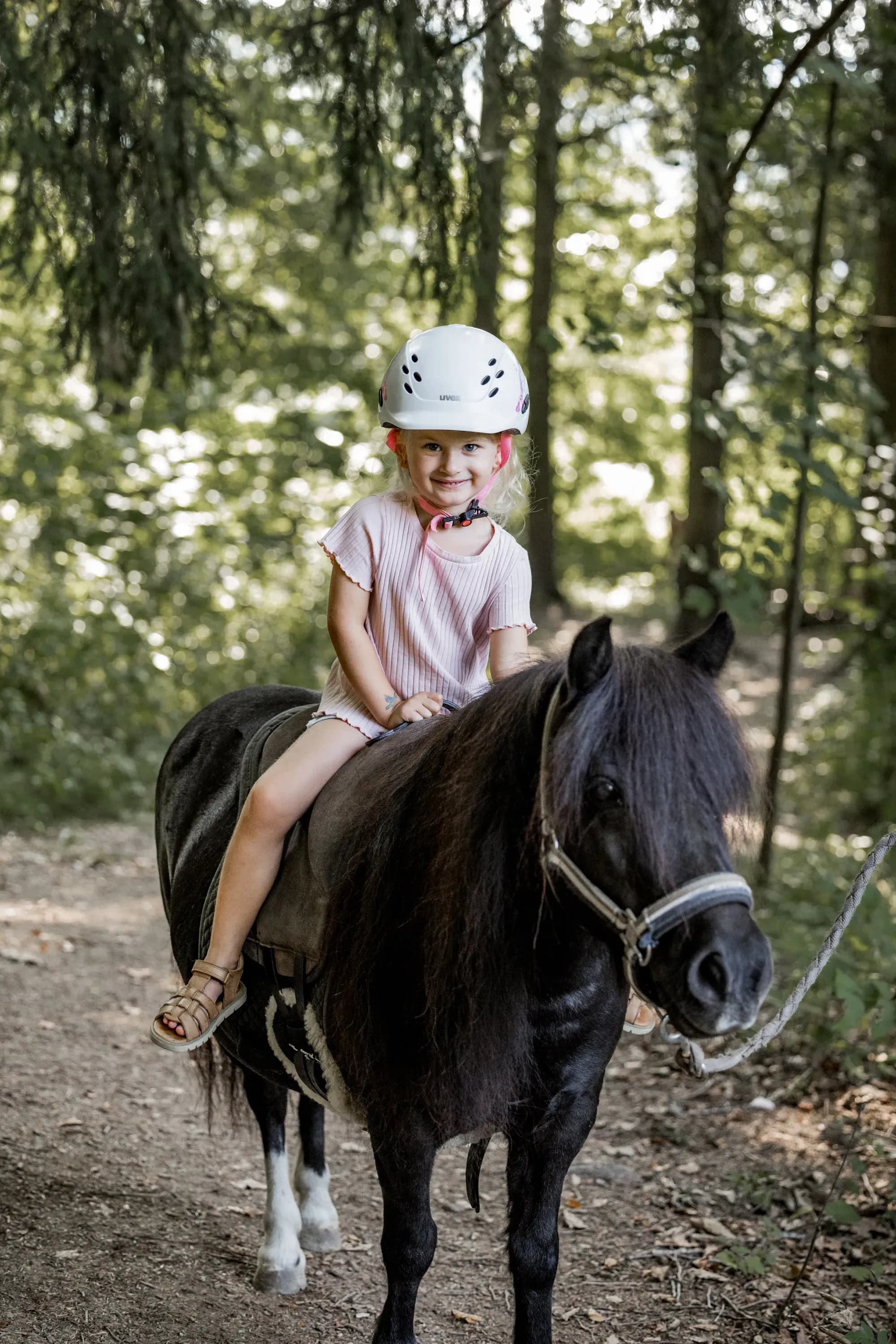 Mädchen beim Ponyreiten im Familienhotel Schreinerhof