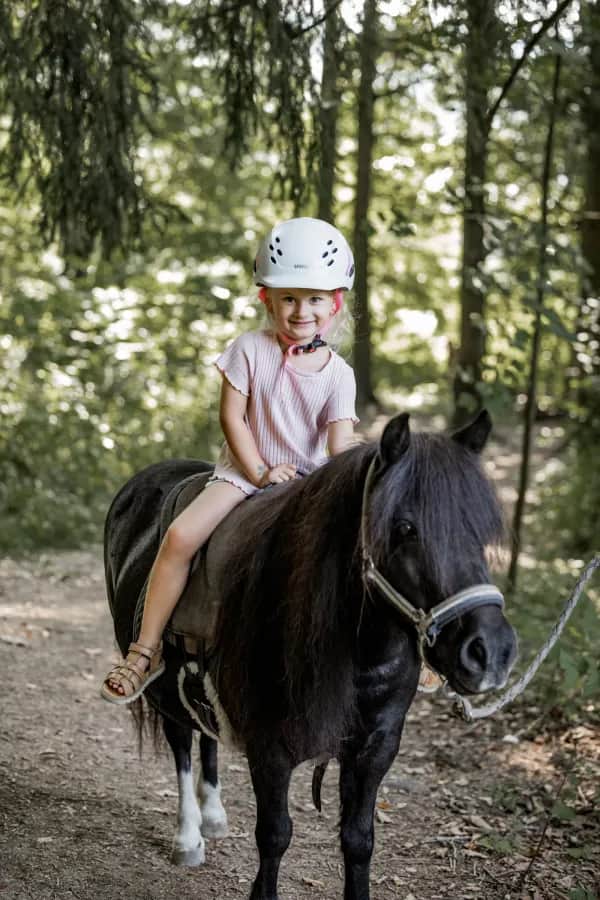 Mädchen beim Ponyreiten im Familienhotel Schreinerhof