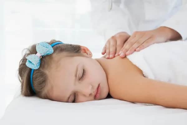Kind bei einer Massage im Familienhotel Schreinerhof
