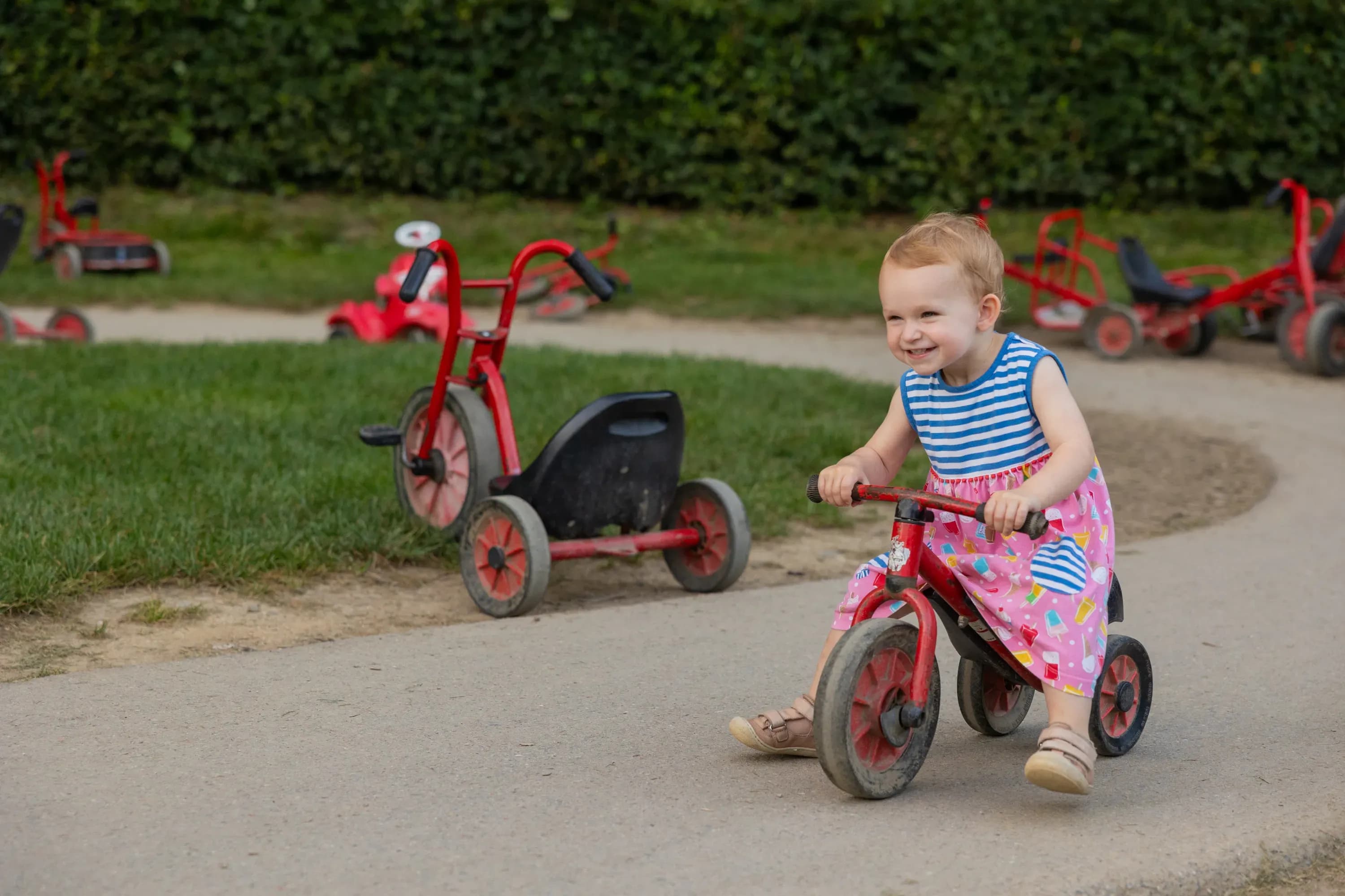 Glückliches Kind auf einem der Spielplätze am Schreinerhof