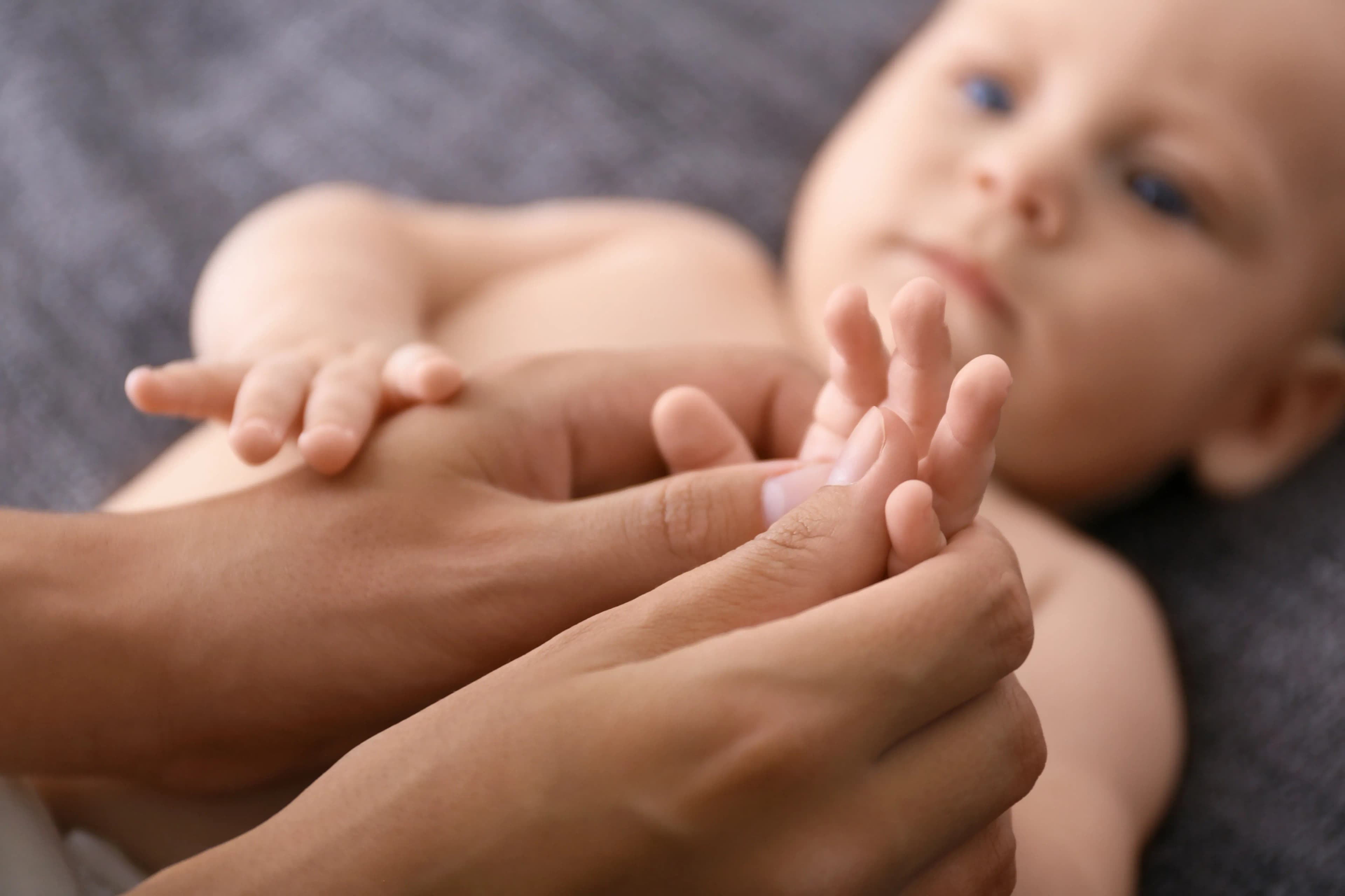 Glückliches Kind in der Babybetreuung des Familienhotel Schreinerhof