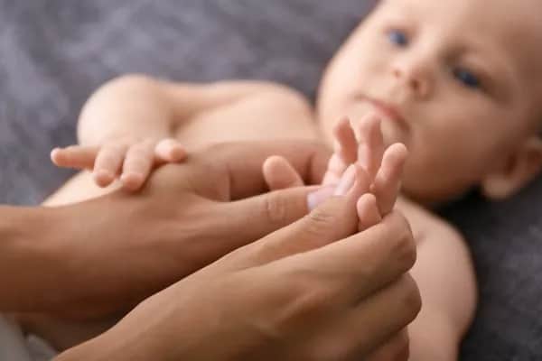 Glückliches Kind in der Babybetreuung des Familienhotel Schreinerhof