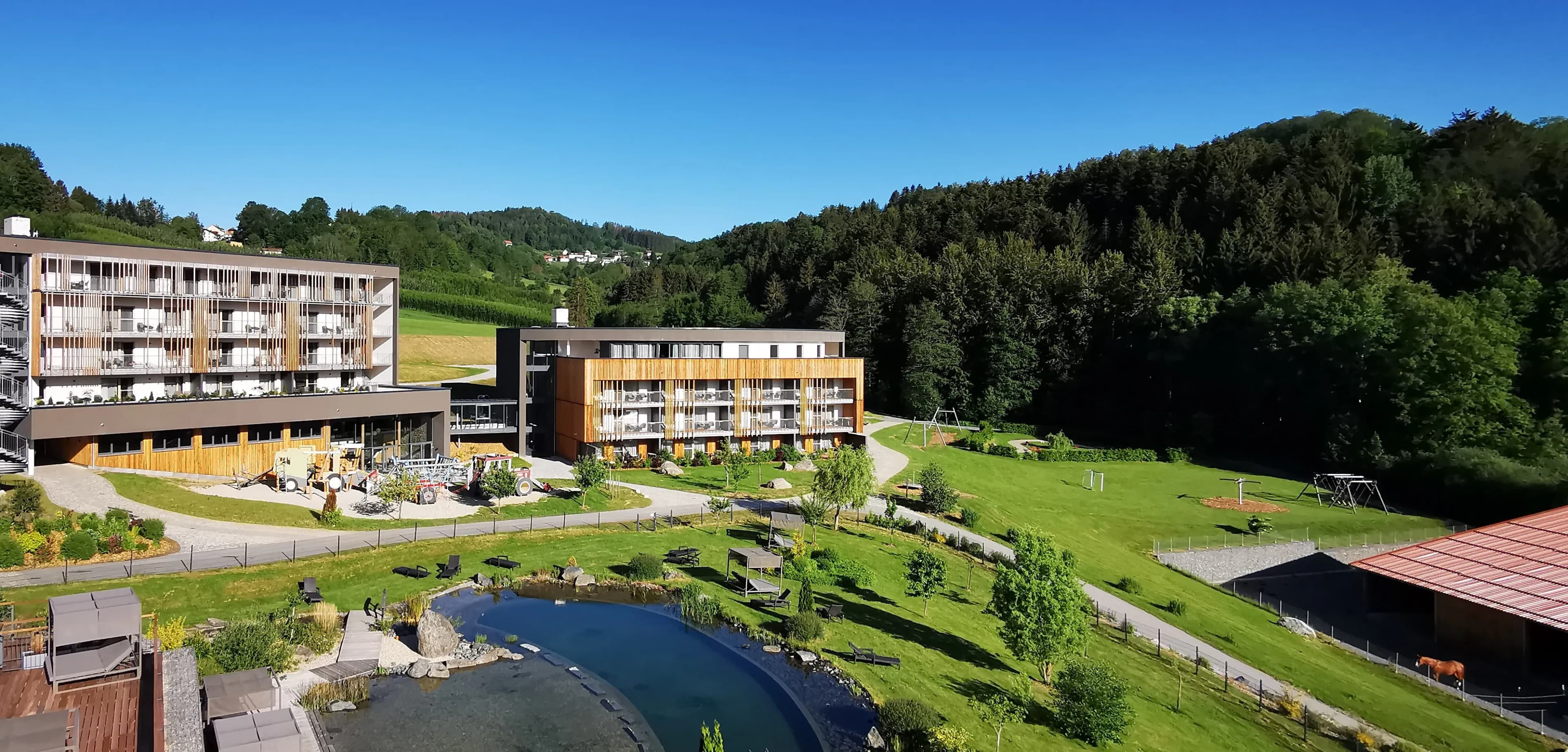 Familie beim Sommerurlaub im Juni im Familienhotel Schreinerhof im Bayerischen Wald
