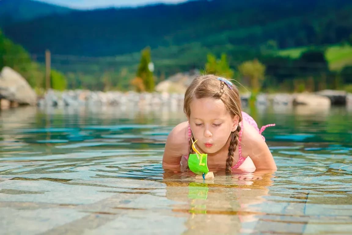 Kleines Mädchen genießt den Sommerurlaub im Familienhotel Schreinerhof im Natursee