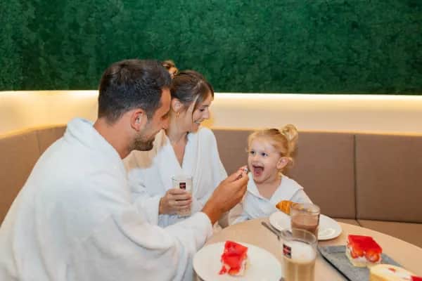 Familie genießt den All-Inclusive-Urlaub mit Buffet, Kinderprogramm und Pool im Familienhotel Schreinerhof im Bayerischen Wald.