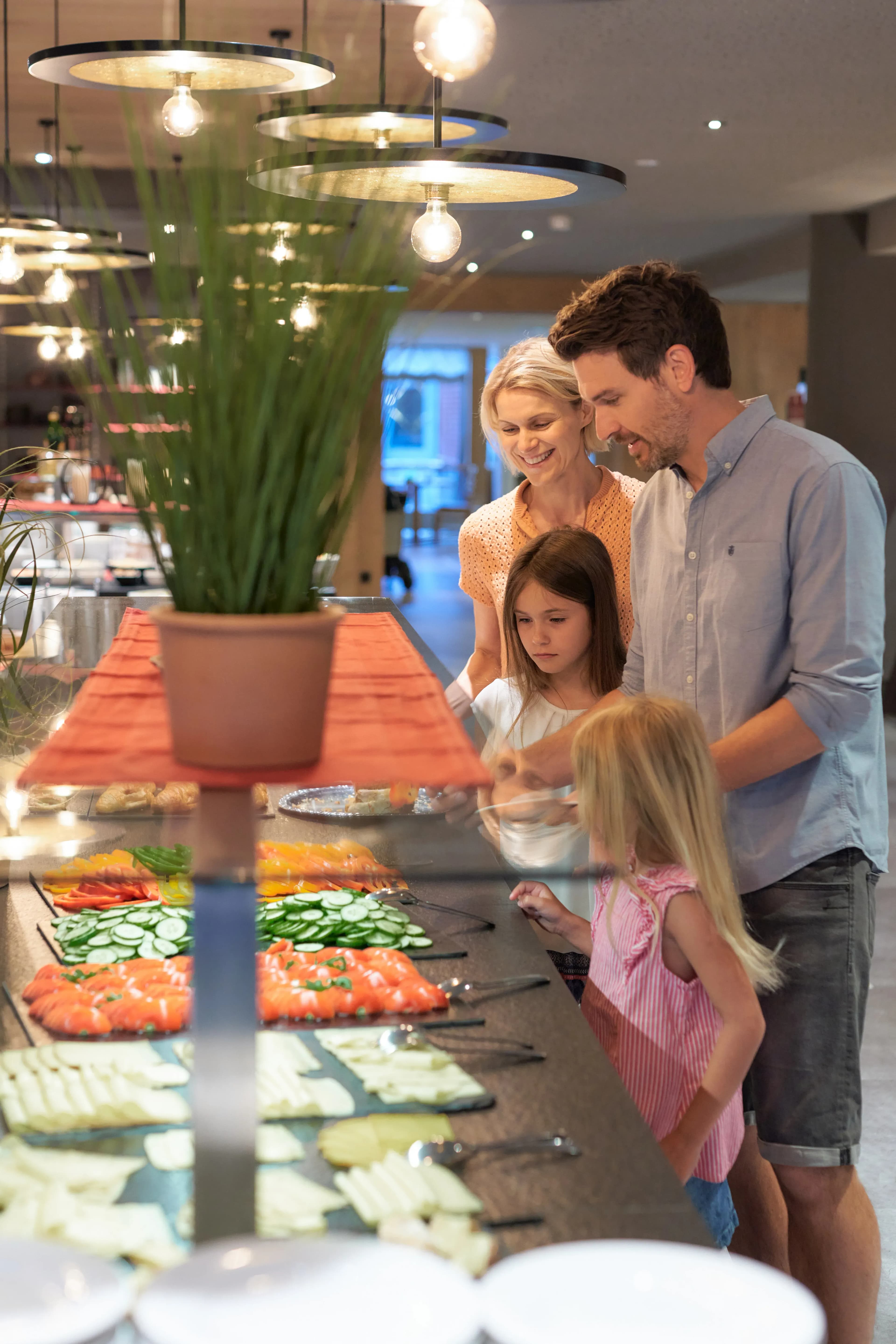 Familie stärkt sich am All Inclusive Buffet nach den erlebten Abenteuern im Familotel Schreinerhof