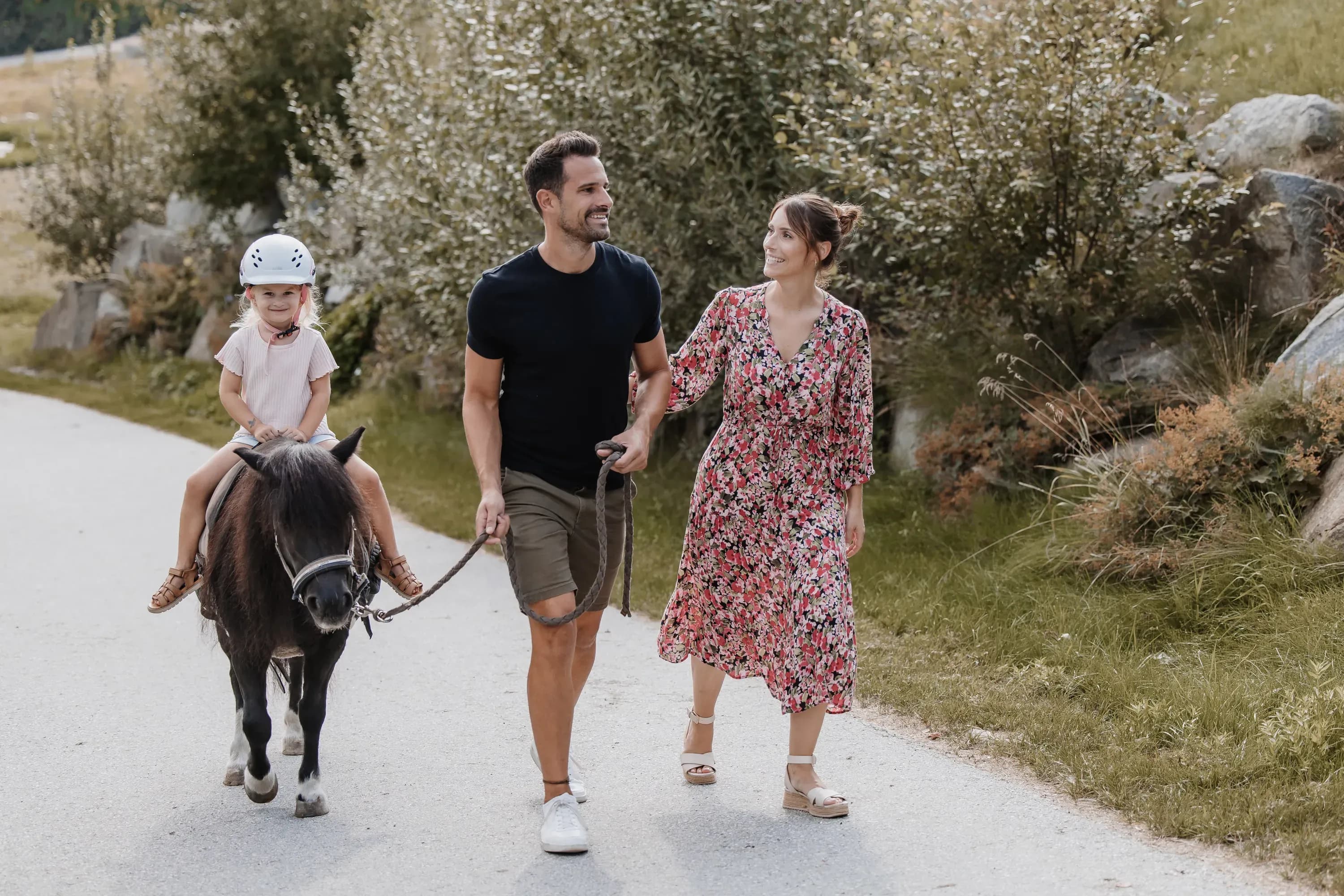 Kind reitet auf einem Pony im Familienhotel Schreinerhof im Bayerischen Wald.