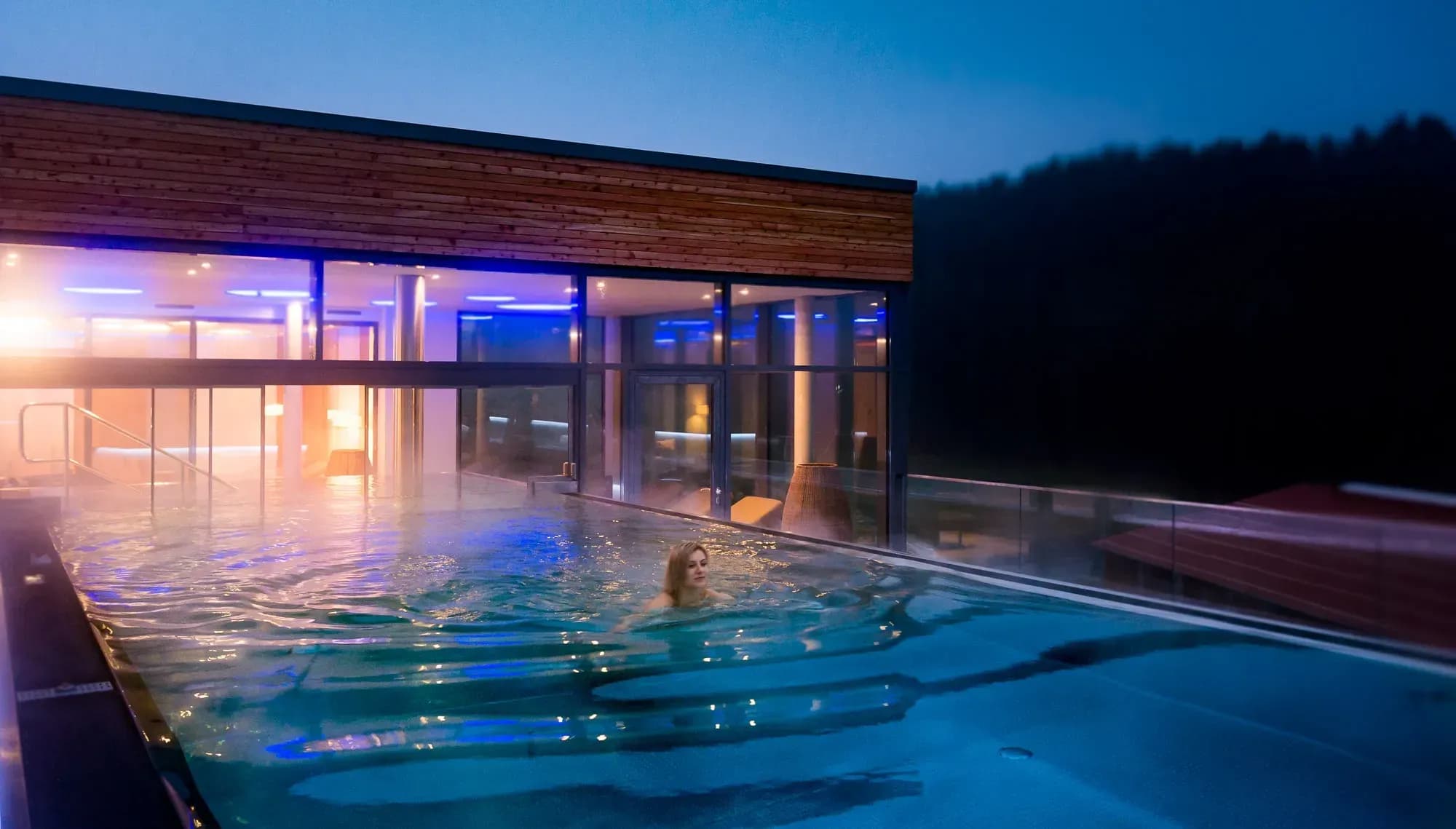 Sky-Pool und Sauna im Familienhotel Schreinerhof laden zum Wellness und Entspannen im Bayerischen Wald ein.