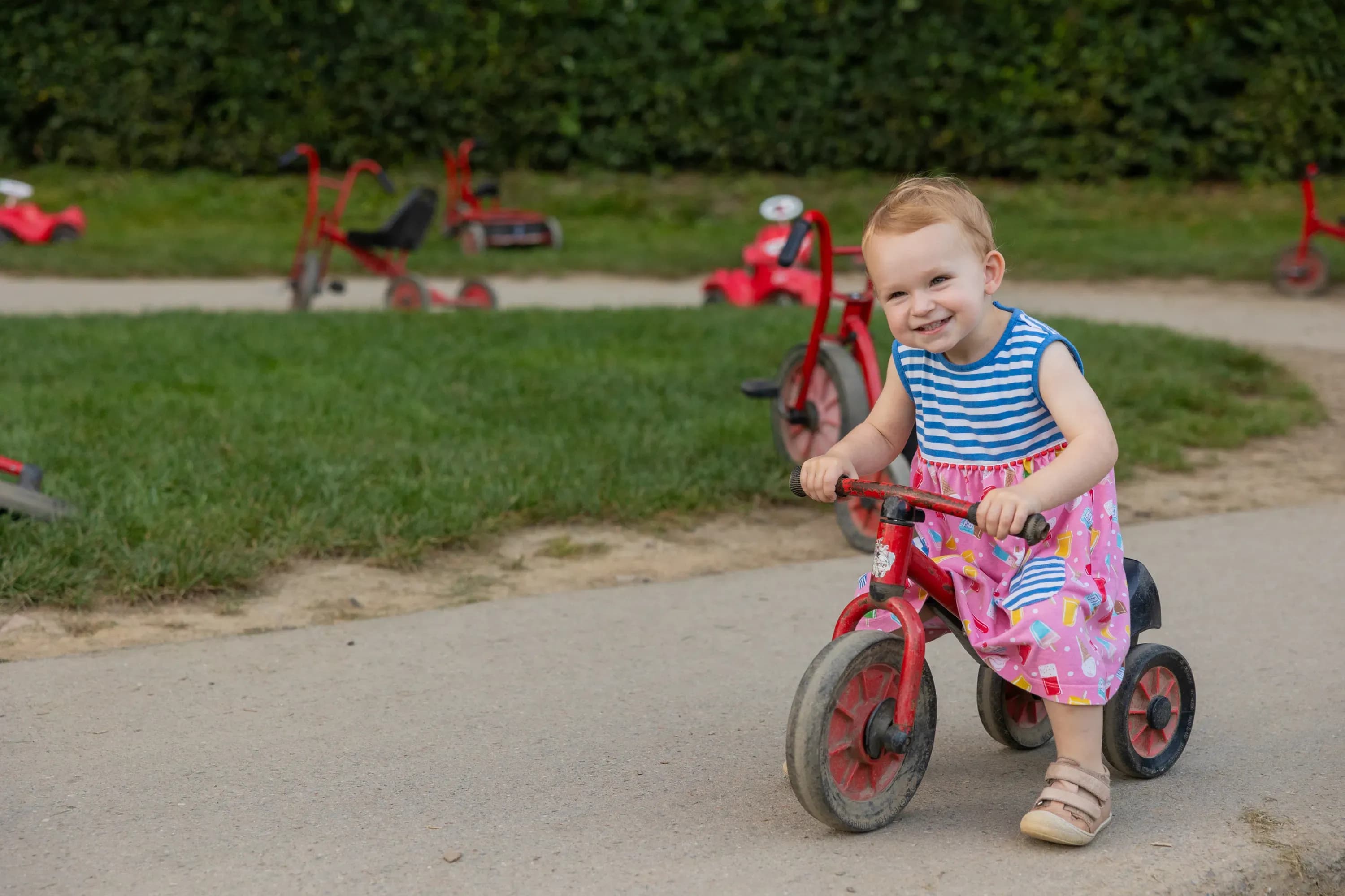 Kinder spielen draußen beim Sommerurlaub im Familienhotel Schreinerhof im Bayerischen Wald.