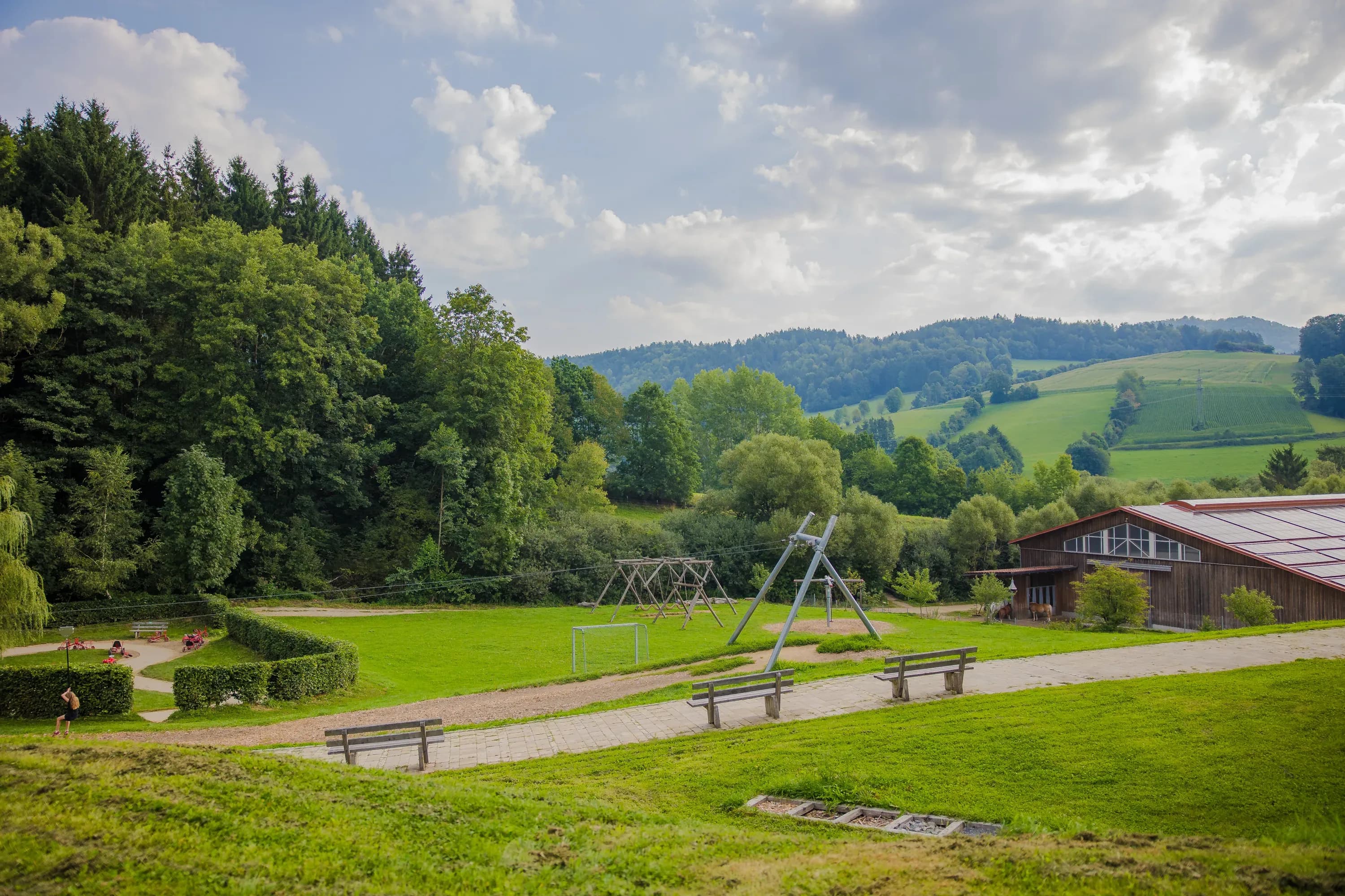 Kinder spielen draußen beim Sommerurlaub im Familienhotel Schreinerhof im Bayerischen Wald.