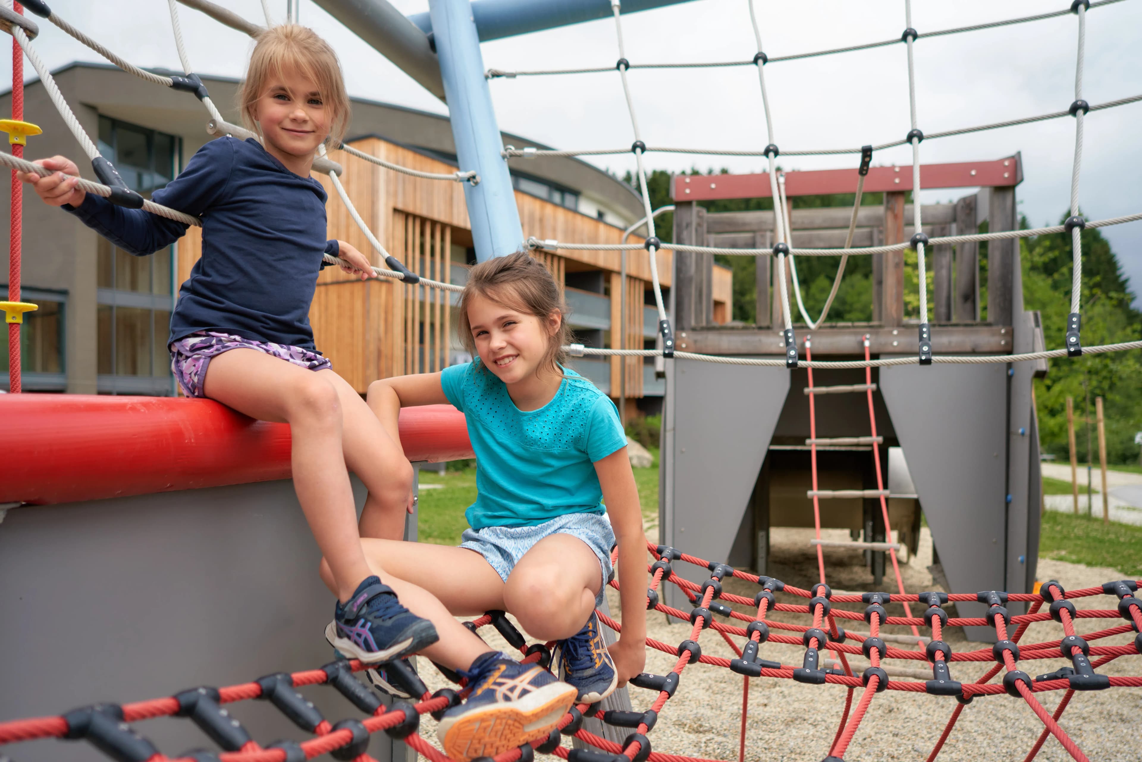 Kinder spielen draußen beim Sommerurlaub im Familienhotel Schreinerhof im Bayerischen Wald.