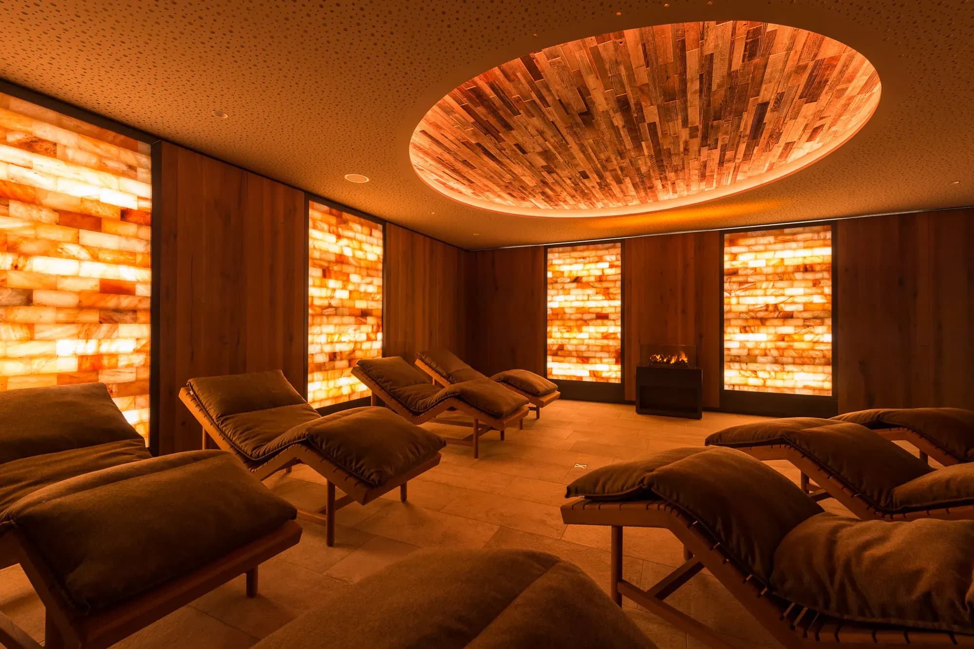 Wellnessbereich im Familienhotel Schreinerhof eingetaucht in warme Herbsfarben