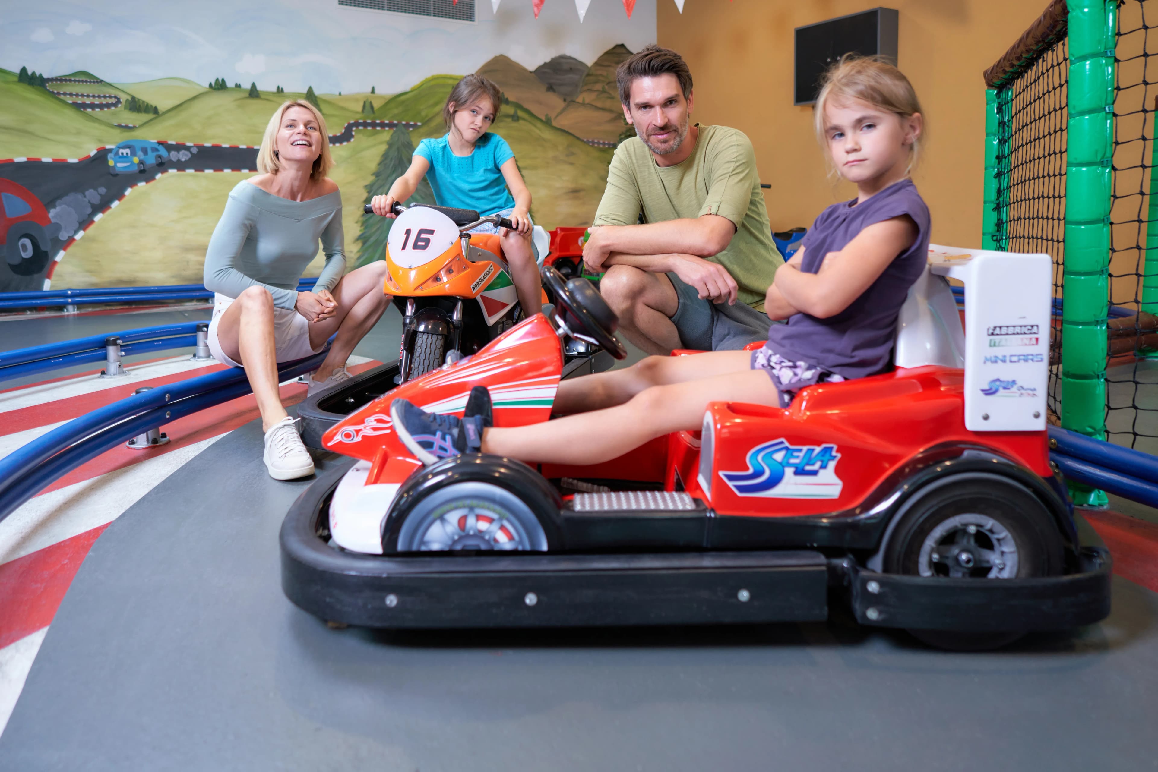 Kinder fahren Go-kart auf der Indoor Kartbahn im Familienhotel Schreinerhof