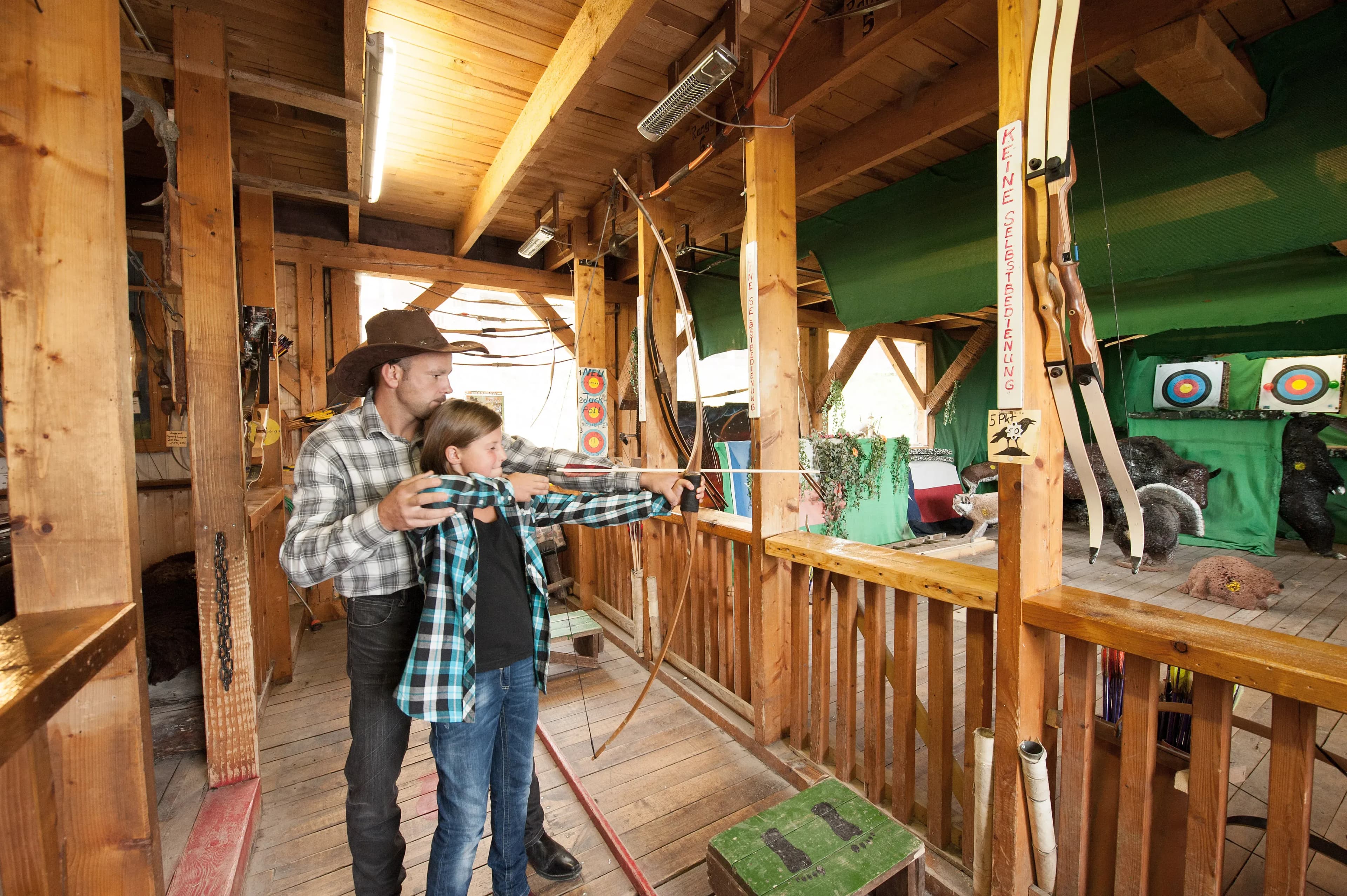 Familie besucht die Westernstadt Pullman City nahe dem Familienhotel Schreinerhof