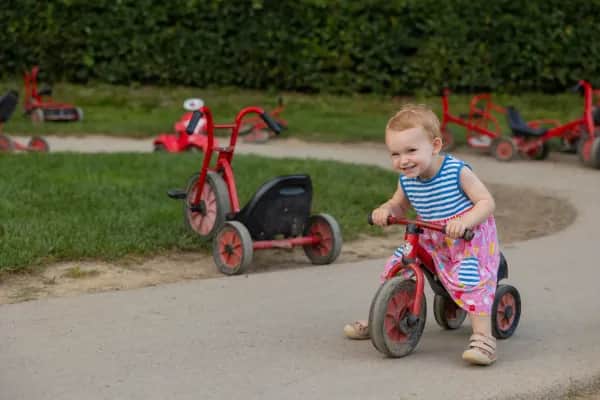 Familienurlaub im Familienhotel Schreinerhof – glückliche Eltern mit Baby und Kleinkind genießen besondere Angebote.