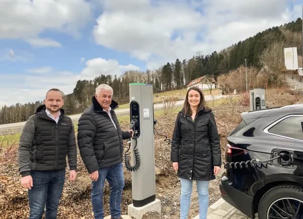 E-Auto lädt an der E-Ladestation des Familienhotels Schreinerhof im Bayerischen Wald – nachhaltiger Familienurlaub.