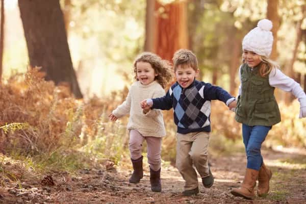Familie wandert im bunten Herbstwald rund um das Familienhotel Schreinerhof in Bayern.