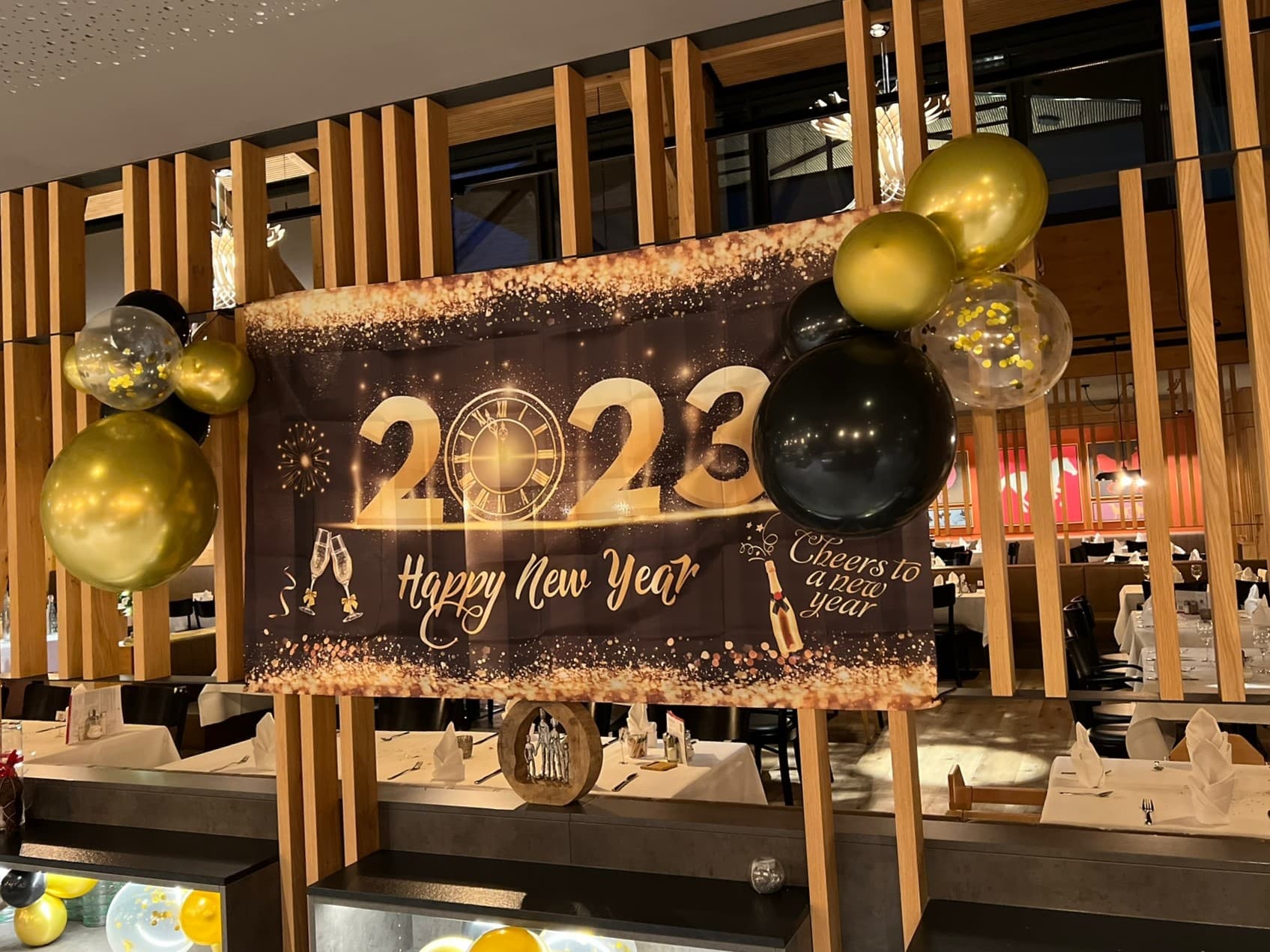 Silvesterfeier im Schreinerhof im Bayerischen Wald mit festlichem Galadinner, Fackelwanderung durch verschneite Landschaft und Feuerwerk.