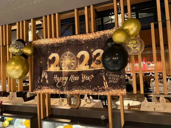 Silvesterfeier im Schreinerhof im Bayerischen Wald mit festlichem Galadinner, Fackelwanderung durch verschneite Landschaft und Feuerwerk.
